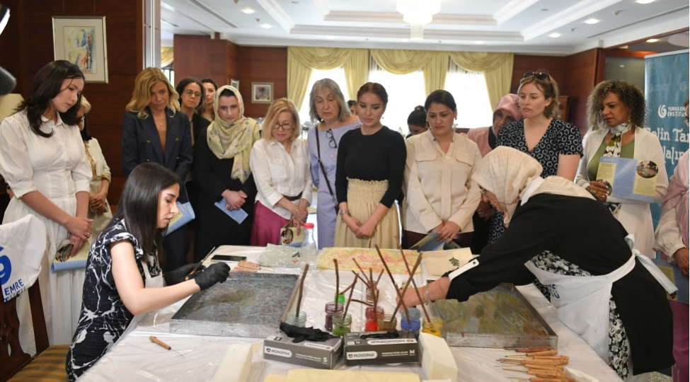 bakida-sefirlerin-xanimlari-ebru-seneti-ile-tanish-olublar-foto