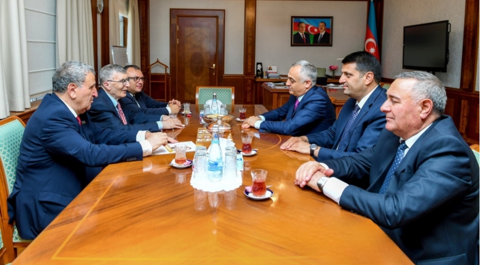 selahiyyetli-numayende-fuad-necefli-nobel-mukafati-laureati-eziz-sencerle-gorushub