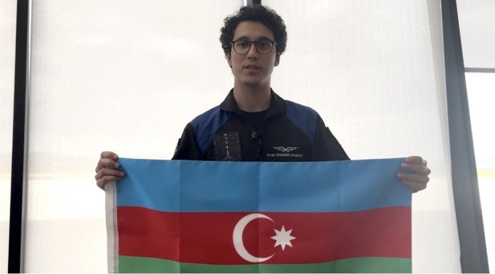 azerbaycanli-kosmonavt-turkiye-ve-azerbaycan-bayraqlari-ile-kosmosa-chixmaq-menim-uchun-chox-ferqli-mena-dashidi