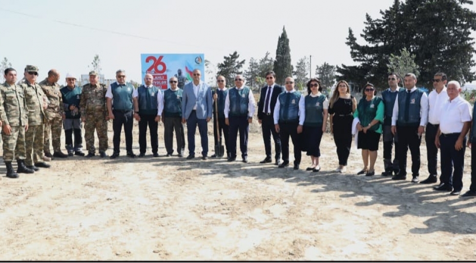 suraxani-rayonunda-silahli-quvveler-gunune-yashil-tohfe-neft-tullantilarindan-temizlenmish-erazi-abadlashdirilib-agaclar-ekilib