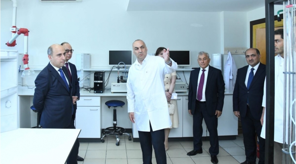 nazir-emin-emrullayev-ve-aqta-sedri-qoshqar-tehmezli-bmu-nun-laboratoriyalari-ile-tanish-olublar