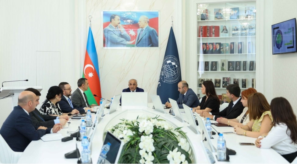 rektor-unec-nezdinde-kolleclere-yeni-teyin-olunmush-direktorlarla-gorushub