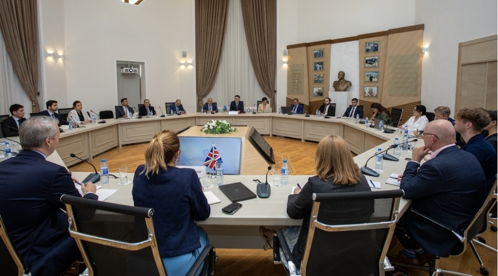azerbaycanda-yashil-enerjiye-kechid-movzusunda-deyirmi-masa-teshkil-olunub