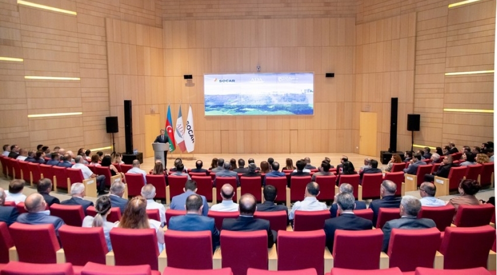 ada-universitetinin-socar-emekdashlari-uchun-kechirdiyi-telimin-ishtirakchilari-sertifikat-alib-foto