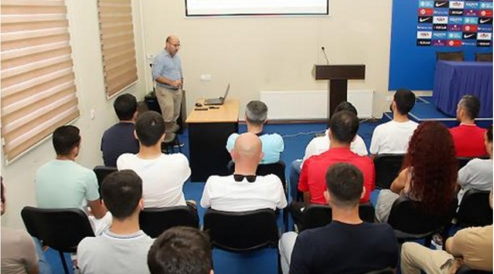 affa-da-hakimler-uchun-danishilmish-oyunlarla-bagli-seminar-kechirilib