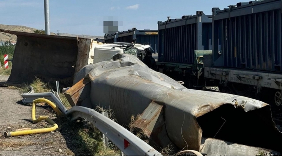 yuk-qatari-ile-yuk-mashini-toqqushub-1-olu-3-yarali-var