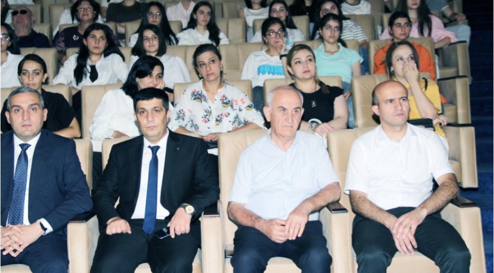 qarabag-universitetinin-rektoru-yuksek-bal-toplayan-abituriyentler-ile-gorushub