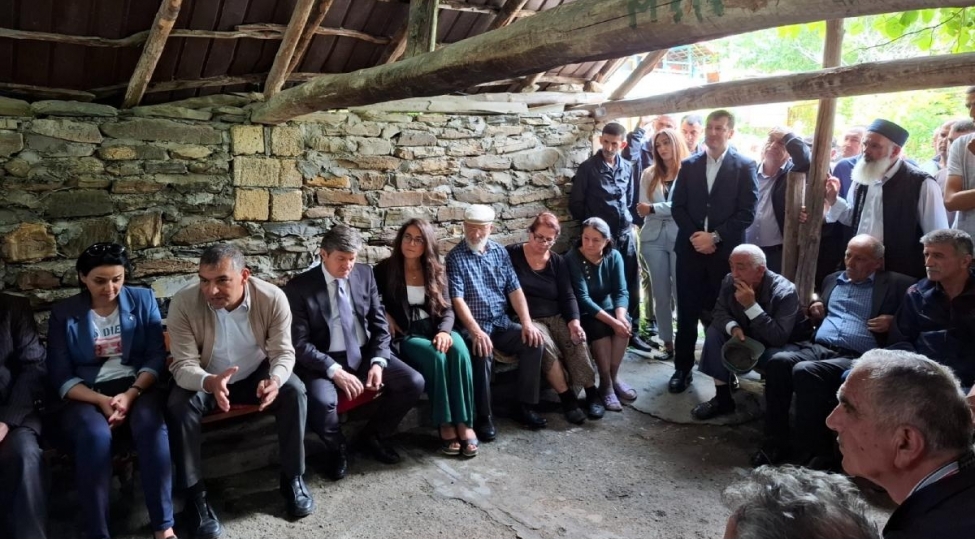 fuad-nagiyev-qebele-rayonunun-duruca-kendinin-sakinleri-ile-gorushub