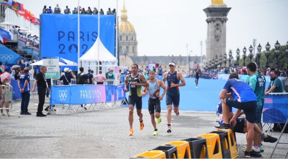 paris-2024-azerbaycan-triatlonchusu-chixishini-basha-vurub
