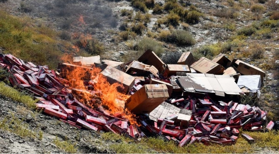 azerbaycan-gomrukchuleri-aksiz-markasiz-700-mine-yaxin-siqareti-mehv-edib-foto