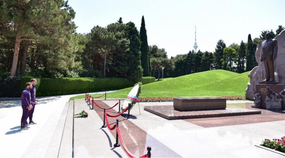 olimpiya-chempionlari-fexri-xiyabani-ve-shehidler-xiyabanini-ziyaret-edibler-foto