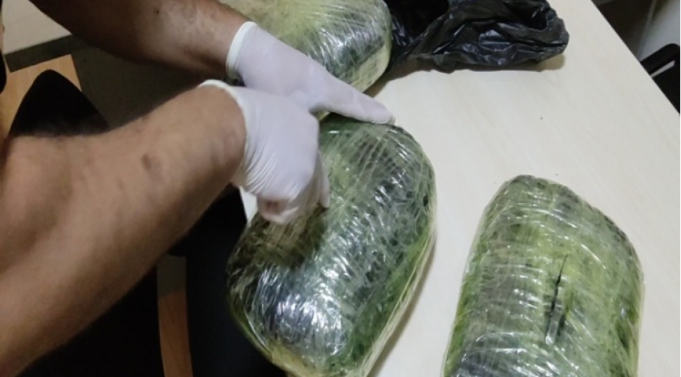 narkokuryerlerden-3-kq-marixuana-ve-tiryek-goturulub