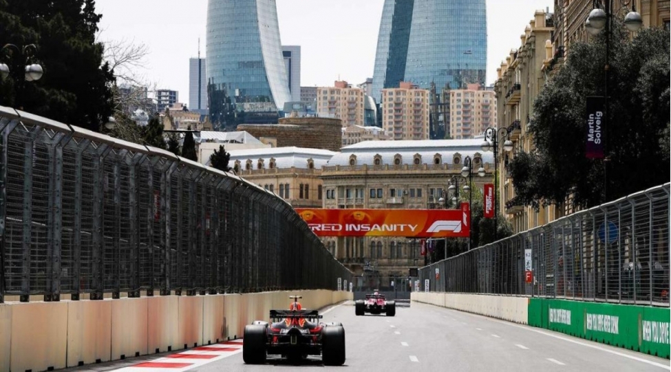 formula-1-ile-elaqedar-paytaxtin-bezi-kuchelerinde-neqliyyatin-hereketi-dayandirilir