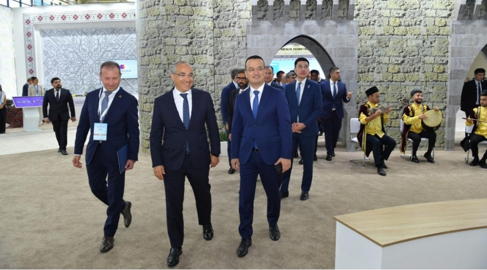 dashkendde-azerbaycana-hesr-olunmush-sergi-kechirilir-foto