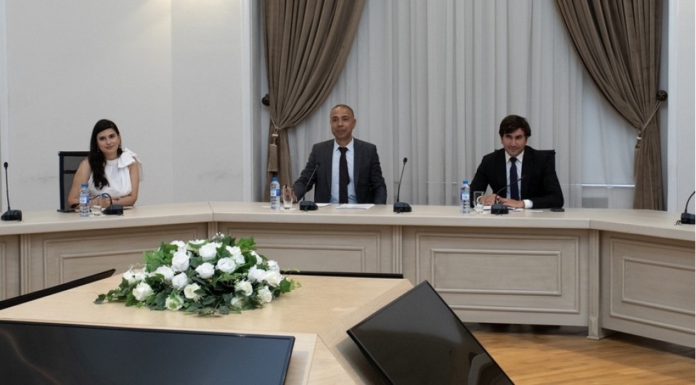 azerbaycan-uniper-ile-mavi-hidrogen-sahesinde-emekdashliq-imkanlarini-muzakire-edib