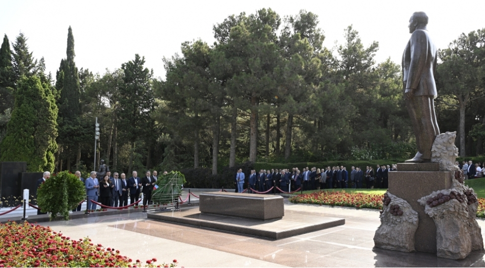 xaricde-yashayan-azerbaycanli-alimler-fexri-xiyabani-ve-shehidler-xiyabanini-ziyaret-edibler