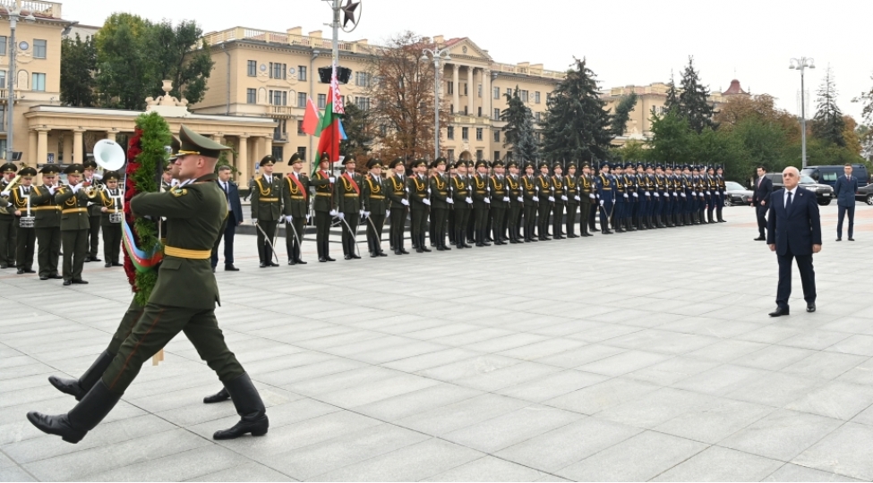 azerbaycanin-bash-naziri-minskde-qelebe-abidesini-ziyaret-edib