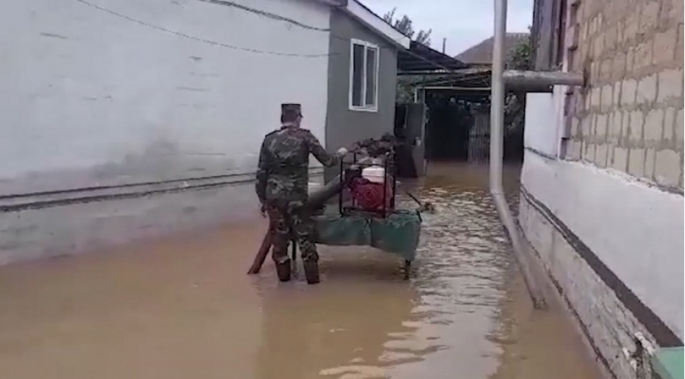 haciqabulda-suyun-chekilerek-kenarlashdirilmasi-ishleri-davam-etdirilir-video