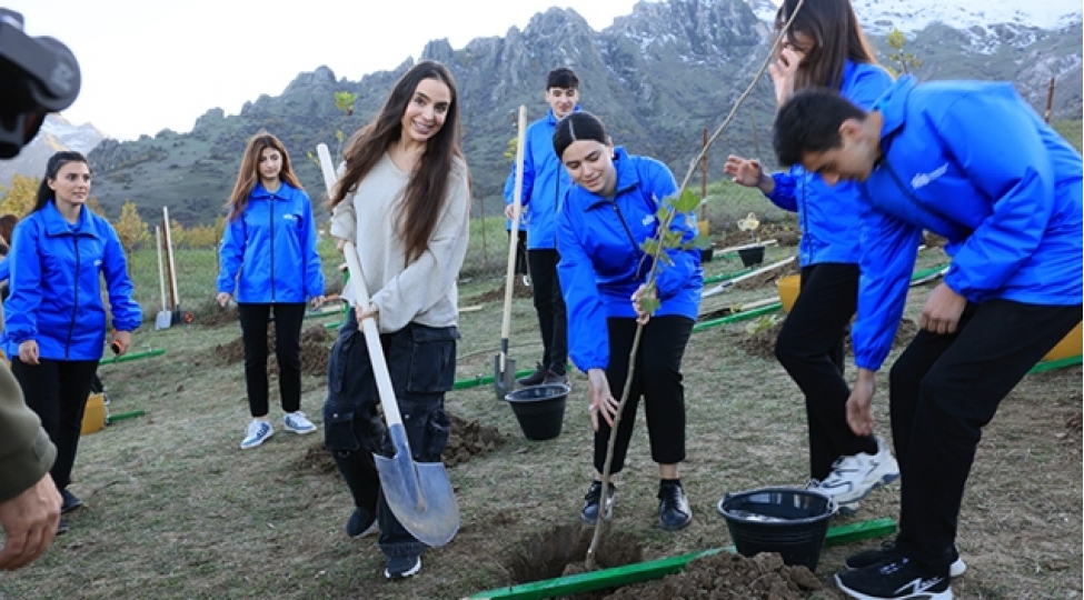 leyla-eliyeva-agacekme-aksiyasinda-foto