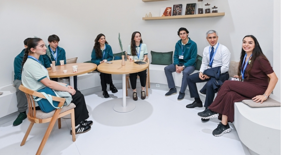 leyla-eliyeva-ve-anar-elekberov-cop29-da-azerbaycan-pavilyonunu-ziyaret-edibler