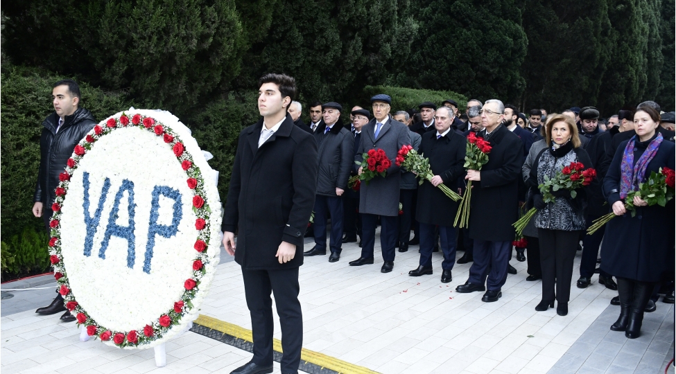 yeni-azerbaycan-partiyasinin-numayendeleri-ulu-onder-heyder-eliyevin-xatiresini-yad-edibler-foto