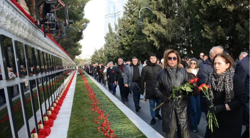 aile-qadin-ve-ushaq-problemleri-uzre-dovlet-komitesinin-kollektivi-shehidler-xiyabanini-ziyaret-edib