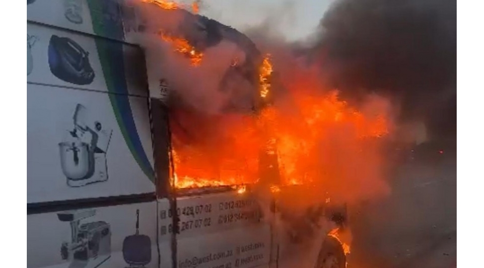 kenar-dairevi-yolda-yuk-avtomobili-yanib-video