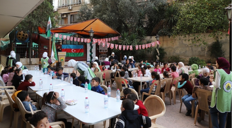 suriyadaki-sefirliyimizin-teshebbusu-ile-demeshqde-kimsesiz-ushaq-uchun-iftar-sufreleri-teshkil-olunub