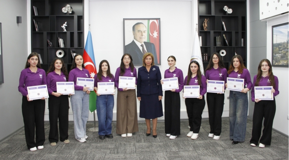 bahar-muradova-ailem-konulluleri-ile-gorushub-foto