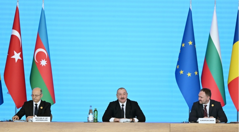 bakidan-dunyaya-achilan-enerji-qapisi