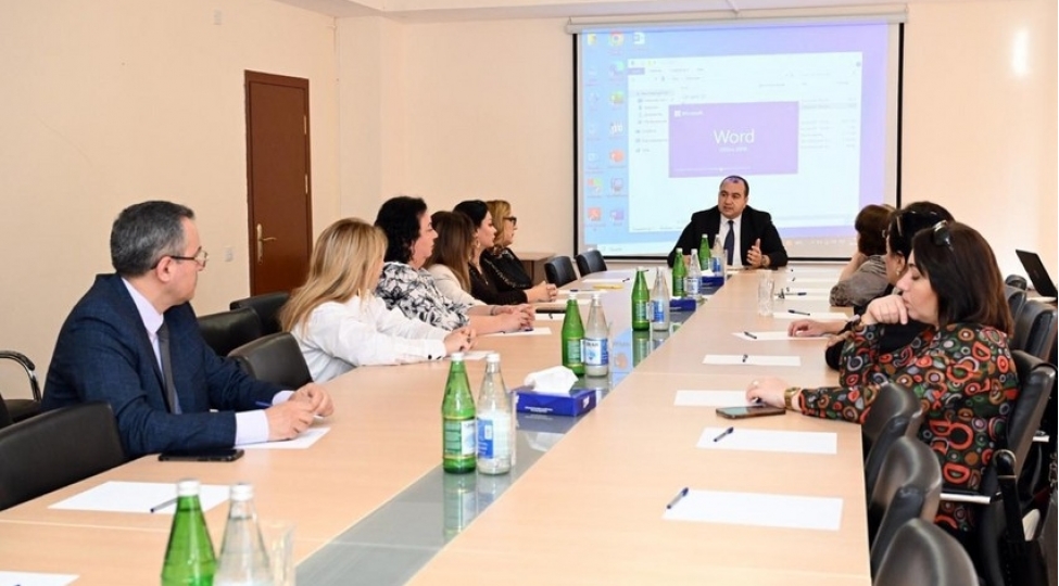 muellimler-uchun-telimin-kechirilmesi-qaydalari-ile-bagli-muzakire-kechirilib