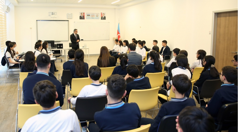 tkta-idare-heyetinin-sedri-banm-da-shagirdlerle-debat-kechirib