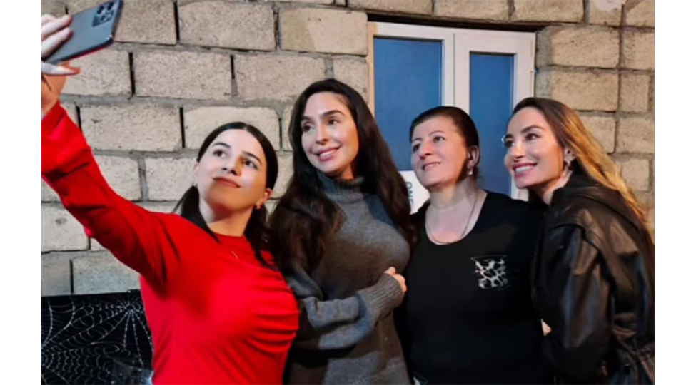 leyla-ve-arzu-eliyevalar-qebelede-foto