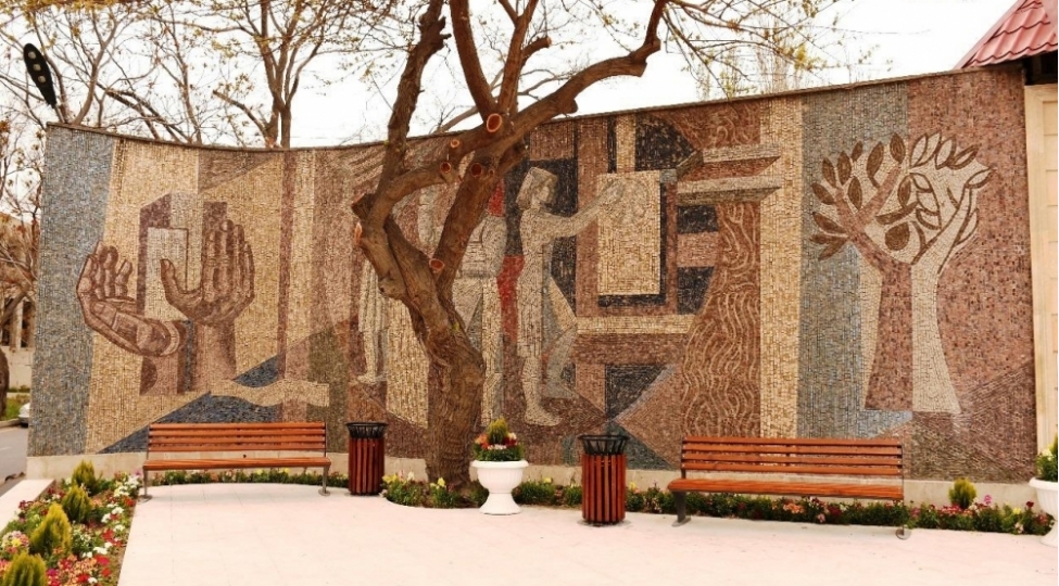 baki-shin-zavodunun-fasadindaki-mozaika-berpa-olunub