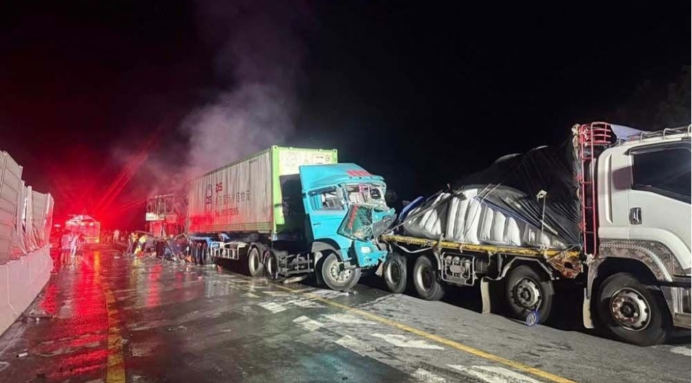 tailandda-sernishin-avtobusu-yuk-mashini-ile-toqqushub-7-nefer-olub