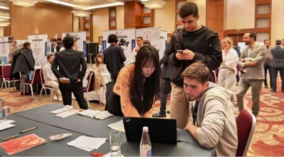 diller-universitetinin-konfutsi-institutu-beynelxalq-tehsil-sergisinde-temsil-olunub