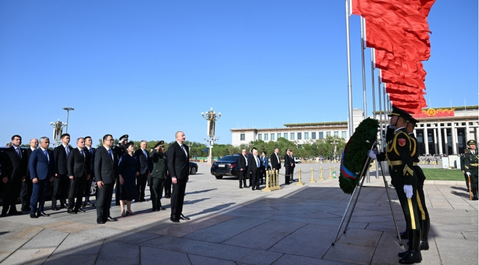 prezident-ilham-eliyev-pekinde-xalq-qehremanlari-abidesini-ziyaret-edib