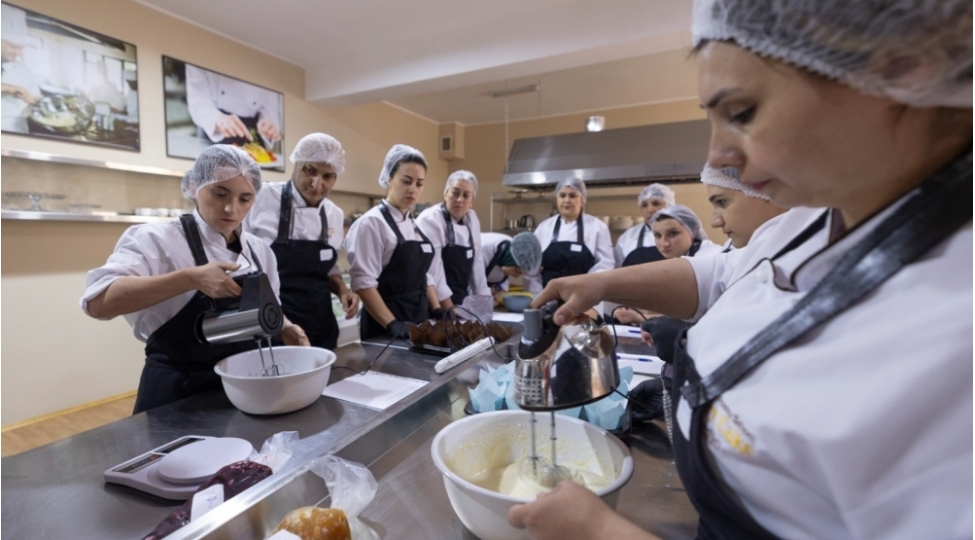 azergold-qsc-shehid-ve-muharibede-yaralananlarin-aileleri-ile-bagli-novbeti-sosial-layihenin-icrasina-bashlayib