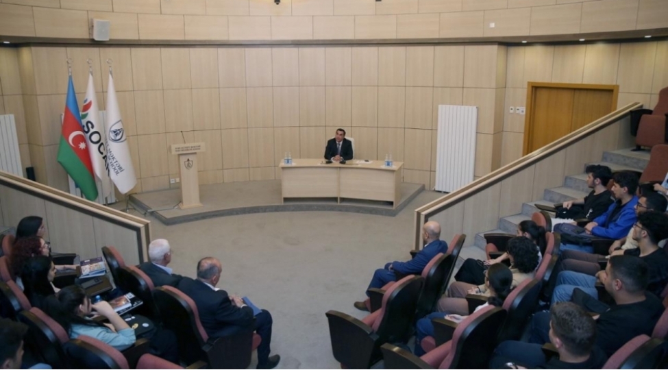 banm-rektoru-elmar-qasimov-telebelerle-gorush-kechirib