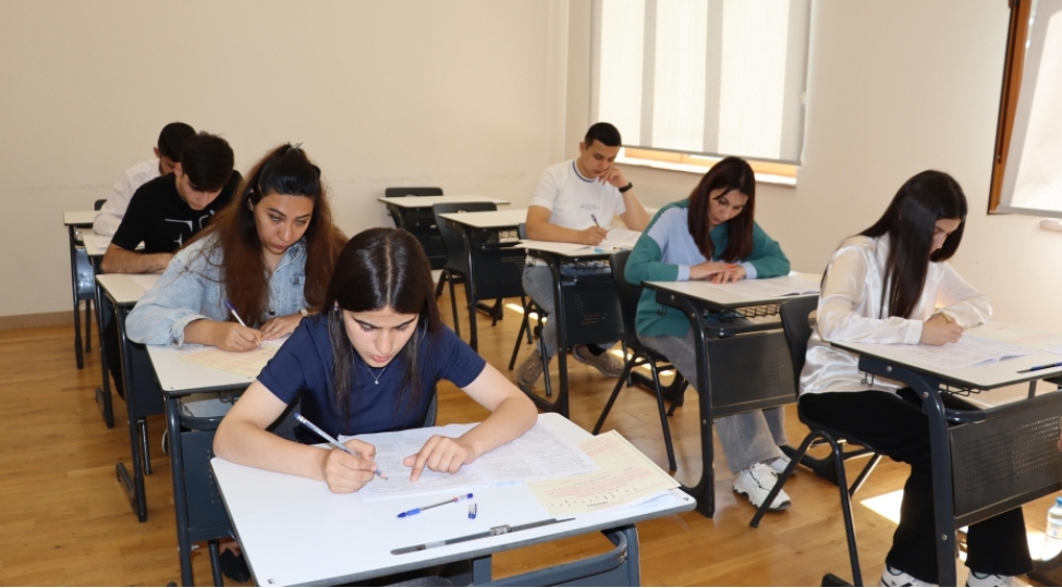 dim-xankendi-sheherinde-ilk-defe-qebul-imtahani-kechirir-fotolar