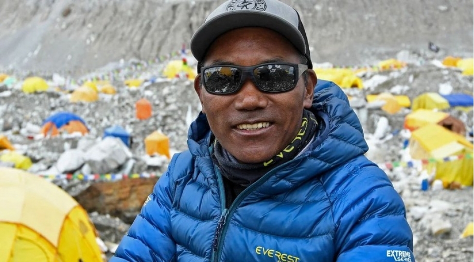 nepalli-alpinist-everestifeth-ederek-ozune-mexsus-dunya-rekordunu-yenileyib