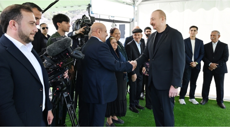 prezident-ilham-eliyev-lachinin-beylik-kendine-kochen-sakinlerle-gorushub-onlara-evlerin-acharlarini-teqdim-edib-yenilenibfoto