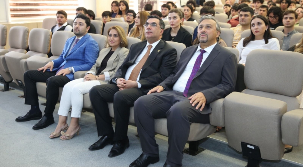 banm-da-kechirilen-musteqillik-gunune-hesr-olunan-tedbirde-koch-universitetinin-rektoru-da-ishtirak-edib-foto