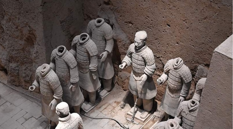 turist-chinde-terrakota-ordusunun-iki-gil-esgerini-zedeleyib