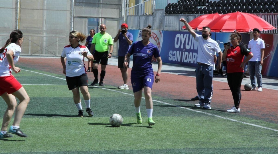azerbaycan-ve-turkiyenin-qadin-vekilleri-futbolda-quvvelerini-sinayiblar
