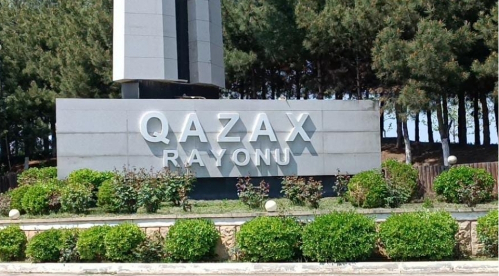 qazaxda-minik-mashini-ashib-xesaret-alan-var