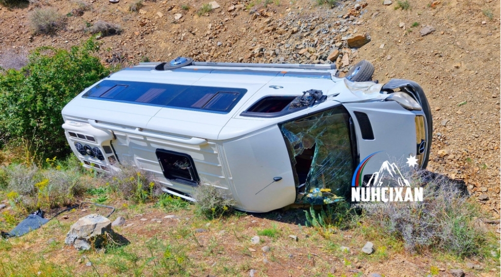 naxchivanda-mikroavtobus-dereye-ashib-yaralananlar-var