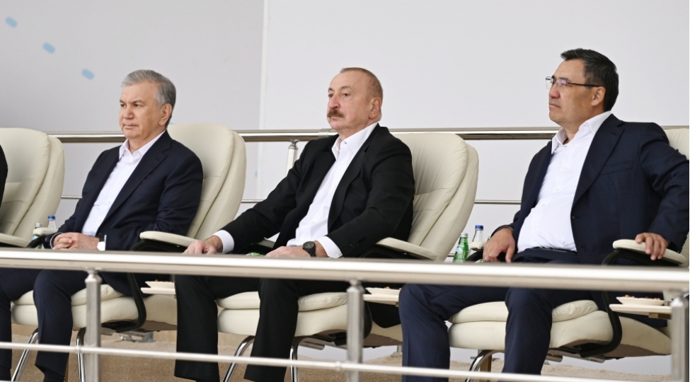 eco-nun-17-ci-zirve-gorushunun-ishtirakchilari-agdamdaki-imaret-kompleksinde-qarabag-atlarinin-zefer-shousunu-izleyibler