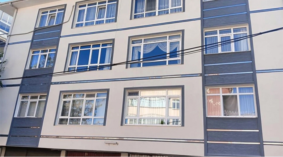 bakida-yeniyetme-qiz-14-cu-mertebeden-yixildi-sag-qaldi