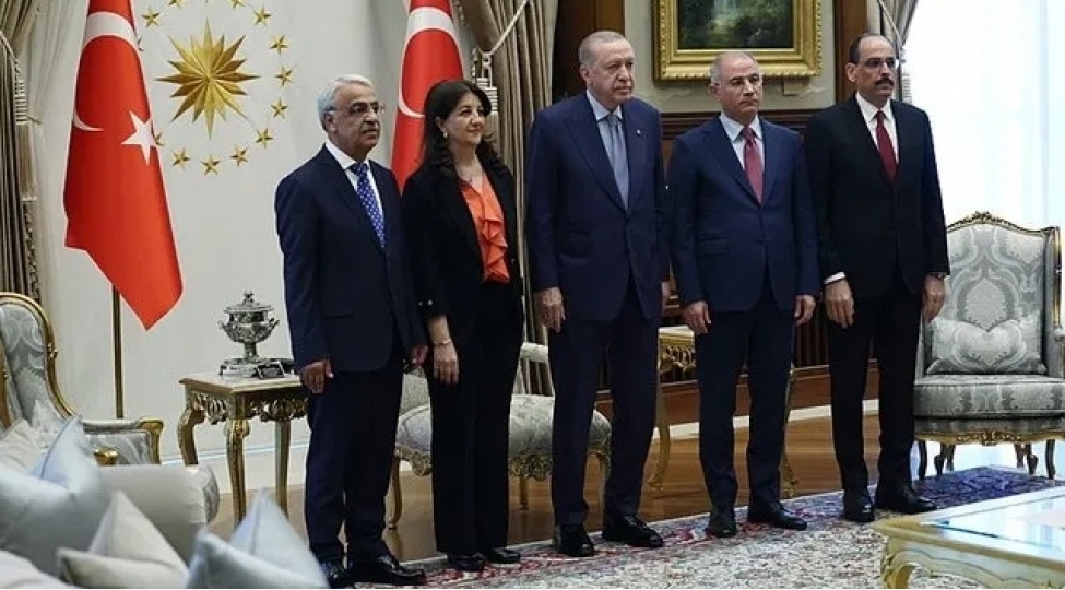erdogan-pkk-nin-terksilah-prosesine-vasitechilik-eden-dem-partiyasinin-rehberliyini-qebul-edib